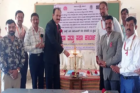 ಸೊರಬದ ಸರ್ಕಾರಿ ಪಿಯು ಕಾಲೇಜಿನಲ್ಲಿ ಆಯೋಜಿಸಿದ್ದ ಏಡ್ಸ್ ಅರಿವು ಕಾರ್ಯಕ್ರಮವನ್ನು ನ್ಯಾಯಾಧೀಶ ಆರ್.ಚಂದ್ರಪ್ಪ ಹೊನ್ನೂರು ಉದ್ಘಾಟಿಸಿದರು. ಡಾ. ದಯಾನಂದಕುಮಾರ್, ಡಾ. ನೂತನ್ ನಾಯ್ಕ, ಎಂ.ಸುರೇಶಪ್ಪ ಇತರರಿದ್ದರು.