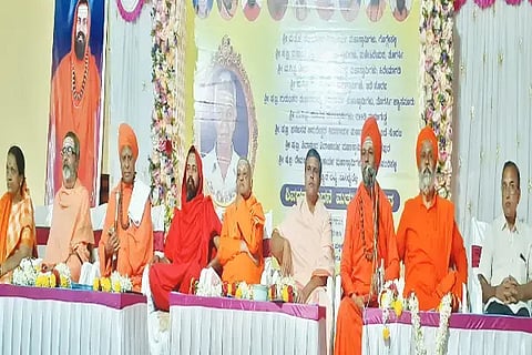 ಸೊರಬದ ಕಾನುಕೇರಿ ಮಠದಲ್ಲಿ ಹಮ್ಮಿಕೊಂಡಿದ್ದ ಚನ್ನಬಸಪ್ಪ ನುಡಿನಮನ ಕಾರ್ಯಕ್ರಮದಲ್ಲಿ ಶ್ರೀ ಮಹಾಂತ ದೇಶೀಕೇಂದ್ರ ಸ್ವಾಮೀಜಿ ಮಾತನಾಡಿದರು. ಶ್ರೀ ಘನಬಸವ ಅಮರೇಶ್ವರ ಶಿವಾಚಾರ್ಯ ಸ್ವಾಮೀಜಿ, ಶ್ರೀ ಗುರುಬಸವ ಪಂಡಿತಾರಾಧ್ಯ ಶಿವಾಚಾರ್ಯ ಸ್ವಾಮೀಜಿ ಇತರರಿದ್ದರು.