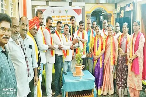 ಸೊರಬ ತಾಲೂಕು ಆನವಟ್ಟಿಯಲ್ಲ್ಲಿ ಆಯೋಜಿಸಿದ್ದ ಮನೆಗೊಂದು ಗ್ರಂಥಾಲಯ ಕಾರ್ಯಕ್ರಮವನ್ನು ಎಚ್.ಜಯಪ್ಪ ಉದ್ಘಾಟಿಸಿದರು. ಶಂಕರ್ ಶೇಟ್, ಅರುಣ್‌ಕುಮಾರ್, ಎಚ್.ಟಿ.ಕರಿಬಸಪ್ಪ ಇತರರಿದ್ದರು.