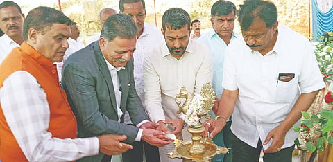 ಸೋಮವಾರಪೇಟೆ ಒಕ್ಕಲಿಗರ ಸಂಘದ ಕುವೆಂಪು ವಿದ್ಯಾಸಂಸ್ಥೆಯಲ್ಲಿ ನಡೆದ ಸಮಾರಂಭವನ್ನು ಶಾಸಕ ಡಾ.ಮಂತರ್‌ಗೌಡ ಉದ್ಘಾಟಿಸಿದರು. ಮುತ್ತಣ್ಣ, ಬೆಳ್ಳಿಗೌಡ, ತಮ್ಮಣಿ,  ಭರತ್, ಜಗದೀಶ್ ಇತರರು ಇದ್ದರು  2ಎಸ್‌ಪಿಟಿ1- ಸೋಮವಾರಪೇಟೆ ಕುವೆಂಪು ವಿದ್ಯಾಸಂಸ್ಥೆಯಲ್ಲಿ ನೂತನ ಕೊಠಡಿಗಳನ್ನು ಉದ್ಯಮಿ ಬೆಳ್ಳಿಗೌಡ ಉದ್ಘಾಟಿಸಿದರು.  ಶಾಸಕ ಡಾ.ಮಂತರ್‌ಗೌಡ, ಮುತ್ತಣ್ಣ,  ತಮ್ಮಣಿ,  ಭರತ್, ಜಗದೀಶ್ ಇದ್ದರು.