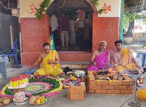 ಸೋಮವಾರಪೇಟೆ ಅಂಜನೇಯ ದೇವಾಲಯದಲ್ಲಿ ಹನುಮದ್ ವ್ರತದ ಪ್ರಯುಕ್ತ ಮಂಗಳವಾರ ವಿಶೇಷ ಪೂಜೆ ಮತ್ತು ಹೋಮ ನೆರವೇರಿತು. ಪ್ರಧಾನ ಅರ್ಚಕ ನಂಜುಂಡೇಶ್ವರ ಮತ್ತು ಋತ್ವಿಜರು ಧಾರ್ಮಿಕ ವಿಧಿಗಳನ್ನು ನೆರವೇರಿಸಿದರು. 