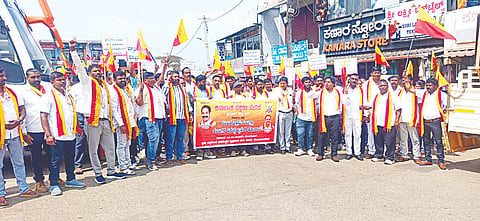 ಸೋಮವಾರಪೇಟೆ ಪಟ್ಟಣದಲ್ಲಿ ಕರವೇ ಕಾರ್ಯಕರ್ತರು ಸೋಮವಾರ ಪ್ರತಿಭಟನೆ ನಡೆಸಿ, ಅಸ್ಸಾಂ ಕಾರ್ಮಿಕರ ಸೋಗಿನಲ್ಲಿರುವ ಬಾಂಗ್ಲಾ ವಲಸಿಗರನ್ನು ಗಡಿಪಾರು ಮಾಡಬೇಕೆಂದು ಆಗ್ರಹಿಸಿದರು. ದೀಪಕ್, ವಸಂತ್, ರೋಹಿತ್, ಮಂಜುನಾಥ್ ಇದ್ದರು.