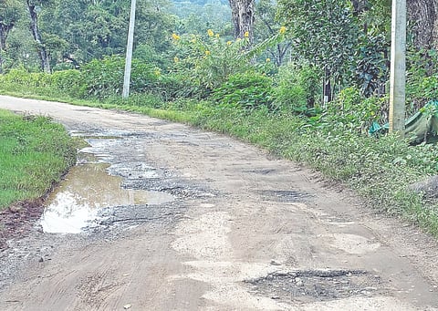  ಸೋಮವಾರಪೇಟೆ ತಾಲೂಕಿನ ಗಣಗೂರು ಗ್ರಾಮದೊಳಗಿನ ಸಂಪರ್ಕ ರಸ್ತೆ ಕೆಸರುಮಯವಾಗಿರುವುದು.