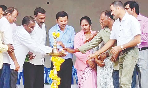 ಆಲೂರು ಸಿದ್ದಾಪುರ ಮುರಾರ್ಜಿ ಶಾಲೆಯಲ್ಲಿ ನಡೆಯುತ್ತಿರುವ ಪ್ರೌಢಶಾಲಾ ವಿಭಾಗದ ವಲಯ ಮಟ್ಟದ ಕ್ರೀಡಾಕೂಟವನ್ನು ಗಣ್ಯರು ಉದ್ಘಾಟಿಸಿದರು. ಪ್ರಕಾಶ್, ಪ್ರವೀಣ್, ಸುಜಲಾದೇವಿ, ಜಗದೀಶ್ ಮುಂತಾದವರಿದ್ದರು.