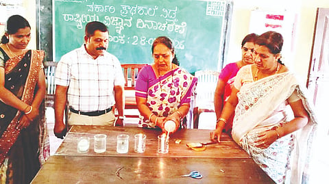 ನಿಡ್ತ ಶಾಲೆಯಲ್ಲಿ ಆಯೋಜಿಸಿದ್ದ ರಾಷ್ಟ್ರೀಯ ವಿಜ್ಞಾನ ದಿನಾಚರಣೆಯನ್ನು ಸರಳ ಪ್ರಯೋಗಗಳ  ಮೂಲಕ ಮುಖ್ಯಶಿಕ್ಷಕಿ ನಳಿನಿ ಉದ್ಘಾಟಿಸಿದರು. ಶಿಕ್ಷಕರಾದ ಮಧುಕುಮಾರ್, ಜಗದೀಶ್, ಎಂ.ವಿ.ರೂಪಾ, ಗೀತಾ ಇತರರು ಇದ್ದರು. 