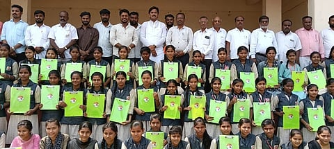 ತೆಲಸಂಗ ಗ್ರಾಮದಲ್ಲಿ ಎಸ್‌ಎಸ್‌ಎಲ್‌ಸಿ ವಿದ್ಯಾರ್ಥಿಗಳಿಗೆ ಪರೀಕ್ಷಾ ಸಾಮಗ್ರಿ ಉಚಿತವಾಗಿ ವಿತರಿಸಲಾಯಿತು. ಯುವ ಮುಖಂಡ ಚಿದಾನಂದ ವಸದಿ, ಸುರೇಶ ಸನಗೊಂಡ, ಎನ್.ಡಿ.ಅತ್ತಾರ್, ದಾನಪ್ಪ ಹತ್ತಿ ಇತರರು ಇದ್ದರು.