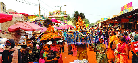 ಯಲ್ಲಮ್ಮನಗುಡ್ಡದಲ್ಲಿ ಶುಕ್ರವಾರ ಭಕ್ತರು ಭಂಡಾರ ಎರಚಿ ಸಂಭ್ರಮಿಸಿದರು.