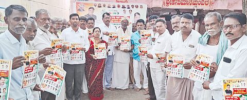 ಯಡ್ರಾಮಿ ತಾಲೂಕಿನ ಕಾಚಾಪುರದಲ್ಲಿ ಗ್ಯಾರಂಟಿ ನಡೆ ನಿಮ್ಮ ಮತ ರಕ್ಷಣೆ ಕಡೆ ಕರಪತ್ರ ವಿತರಿಸಲಾಯಿತು. ಮಲ್ಲಿಕಾರ್ಜುನ ಹಲಕರ್ಟಿ, ಬಸ್ಸಣ್ಣ ಮಾಡಗಿ, ಹಣಮಂತ ಕಂಡಕ್ಟರ್​, ಸಿದ್ದನಗೌಡ ಇತರರಿದ್ದರು.