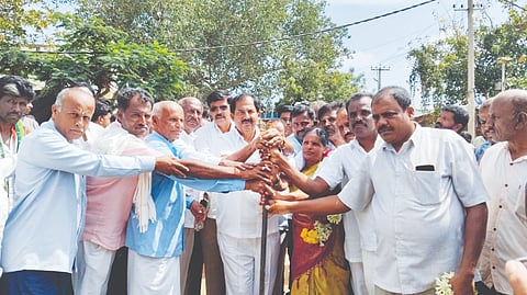 Kolar ಶ್ರೀನಿವಾಸಪುರ ತಾಲೂಕು ಯದರೂರು ಗ್ರಾಮದಲ್ಲಿ 50 ಲಕ್ಷ ರೂ. ವೆಚ್ಚದ ಕಾಮಗಾರಿಗೆ ಶಾಸಕ ಜಿ.ಕೆ. ವೆಂಕಟಶಿವಾರೆಡ್ಡಿ ಭೂಮಿಪೂಜೆ ನೆರವೇರಿಸಿದರು. 