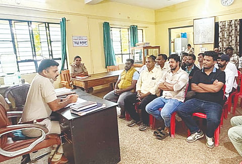 ಸಿದ್ದಾಪುರ ಪೊಲೀಸ್ ಠಾಣೆಯ ಠಾಣಾಧಿಕಾರಿ ಮಂಜುನಾಥ್ ಅವರ ನೇತೃತ್ವದಲ್ಲಿ ಸಿದ್ದಾಪುರ ಟಿಂಬರ್ ಯೂನಿಯನ್ ಪದಾಧಿಕಾರಿಗಳು ಹಾಗೂ ಸದಸ್ಯರ ಸಭೆ ಪೊಲೀಸ್ ಠಾಣೆಯಲ್ಲಿ ಶುಕ್ರವಾರ ನಡೆಯಿತು.