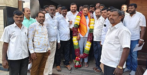 ಮಾಗಡಿ ಶಾಸಕ ಎಚ್​.ಸಿ.ಬಾಲಕೃಷ್ಣಗೆ ಬಿಎಂಆರ್​ಡಿಎ ನೂತನ ಅಧ್ಯಕ್ಷ ತಟವಾಳ್​ ಪ್ರಕಾಶ್​, ನಿರ್ದೇಶಕರಾದ ದೀಪಕ್​, ಕೃಷ್ಣಪ್ಪ, ಚಂದ್ರಶೇಖರ್​ ಅವರು ಅಭಿವಂದನೆ ಸಲ್ಲಿಸಿದರು. ಟಿಎಪಿಸಿಎಂಎಸ್​ ಅಧ್ಯಕ್ಷ ಶಿವಪ್ರಸಾದ್​, ಕುಂಕುಮ ಉಮೇಶ್​, ರಾಜಣ್ಣ, ರಾಮಣ್ಣ, ಪುಟ್ಟರಾಜು ಇತರರು ಇದ್ದರು.