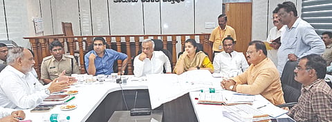 ಚಿತ್ತಾಪುರದಲ್ಲಿ ಜಿಲ್ಲಾ ಉಸ್ತುವಾರ ಸಚಿವ ಪ್ರಿಯಾಂಕ್​ ರ್ಖಗೆ ಅಧ್ಯಕ್ಷತೆಯಲ್ಲಿ ತಾಲೂಕು ಮಟ್ಟದ ಪ್ರಗತಿ ಪರಿಶೀಲನೆ ಸಭೆ ಮಂಗಳವಾರ ಜರುಗಿತು. ತಿಪ್ಪಣ್ಣಪ್ಪ ಕಮಕನೂರ, ಫೌಜಿಯಾ ತರನ್ನುಮ್​, ಭಂವರಸಿಂಗ್​ ಮೀನಾ, ಅಡ್ಡೂರು ಶ್ರೀನಿವಾಸುಲು ಇದ್ದರು.