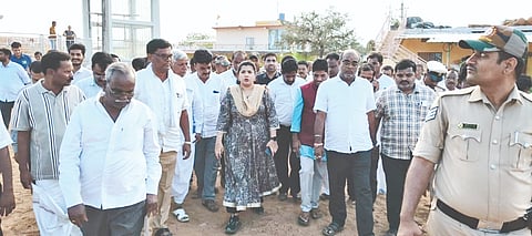 ಸುಗೂರ(ಎನ್​) ಗ್ರಾಮಕ್ಕೆ ಜಿಲ್ಲಾಧಿಕಾರಿ ಫೌಜಿಯಾ ತರನ್ನುಮ್​ ಭೇಟಿ ನೀಡಿ ಸಿಎಂ ರ್ಕಾಉಕ್ರಮದ ಸ್ಥಳ ಪರಿಶೀಲಿಸಿದರು. ಭಂವರ್​ಸಿಂಗ್​ ಮೀನಾ, ಅಡ್ಡೂರು ಶ್ರೀನಿವಾಸುಲು, ರಾಯಪ್ಪ ಹುಣಸಗಿ ಇತರರಿದ್ದರು.