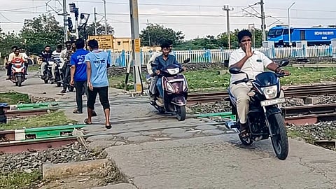  ವಾಡಿಯಲ್ಲಿ ರೈಲ್ವೆ ಹಳಿ ಪಕ್ಕದ ಪಾದಚಾರಿ ಮಾರ್ಗದಲ್ಲಿನ ಕಬ್ಬಿಣದ ಸಲಕೆಗಳನ್ನು ತೆಗೆದು ಸಾರ್ವಜನಿಕರ ಸಂಚಾರಕ್ಕೆ ಅನುವು ಮಾಡಿಕೊಟ್ಟಿರುವುದು.