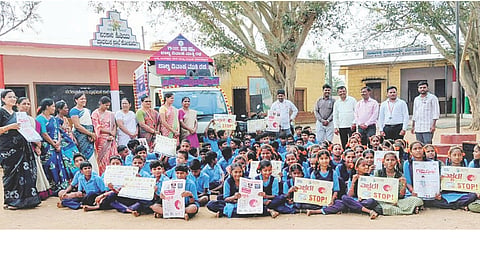 ಕೋಳೂರಿಗೆ ಬಾಲ್ಯವಿವಾಹಮುಕ್ತ ರಥ ಆಗಮಿಸಿದಾಗ ಮಕ್ಕಳು ಬಾಲ್ಯವಿವಾಹ ವಿರೋಧಿ ಜಾಗೃತಿ ಬಿತ್ತಿ ಪತ್ರಗಳನ್ನು ಪ್ರದರ್ಶಿಸಿದರು. ಪಿಡಿಒ ಶೇಖರ ಮಡಿವಾಳರ, ಜಿಲ್ಲಾ ಮಕ್ಕಳ ರಕ್ಷಣಾ ಘಟಕದ ರಮೇಶ, ಸ್ಪಂದನ ಸಂಸ್ಥೆ ಯೋಜನಾ ಸಂಯೋಜಕ ಶಂಕರ, ಮುಖ್ಯಶಿಕ್ಷಕ ಹಸನಸಾಬ್, ಐಸಿಡಿಎಸ್ ಮೇಲ್ವಿಚಾರಕಿ ಪ್ರೀತಿ ಕೋರೆ ಇತರರಿದ್ದರು.