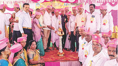 ಬೆಟಗೇರಿಯಲ್ಲಿ ಹಮ್ಮಿಕೊಂಡಿದ್ದ ಗುರುವಂದನೆ ಹಾಗೂ ಸ್ನೇಹ ಸಮ್ಮೇಳನ ಕಾರ್ಯಕ್ರಮವನ್ನು ಗಣ್ಯರು ಉದ್ಘಾಟಿಸಿದರು. ಉಪನ್ಯಾಸಕ ಶರಣಬಸವ ಬಿಳಿಯಲೆ, ಎಸ್ಡಿಎಂಸಿ ಅಧ್ಯಕ್ಷ ಬಸವರಾಜ ನಾಗರಡ್ಡಿ, ಪ್ರಮುಖರಾದ ಪ್ರಭಯ್ಯ ಕಂಬಿ, ಎಂ.ಎಂ.ಮುಜುಗುಂಡ, ಲಕ್ಷ್ಮಣ ಬಿಸರಹಳ್ಳಿ, ಬಿ.ಎನ್.ಬಿಸರಹಳ್ಳಿ, ಎಸ್.ಎಫ್.ಸಂಗಟಿ, ವೈ.ಎಂ.ಗುರುರಾಜ, ಲಕ್ಷ್ಮಣ ದಾಸರ, ಮಾಲಾ ಬಡಿಗೇರ, ಶಂಕರ ಇತರರಿದ್ದರು.