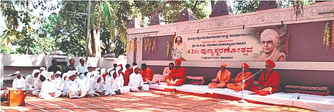  ಬಾದಾಮಿ ತಾಲೂಕಿನ ಶಿವಯೋಗಿ ಮಂದಿರದಲ್ಲಿ ಸದಾಶಿವ ಶ್ರೀಗಳ ಪುಣ್ಯ ಸ್ಮರಣೋತ್ಸವ ಕಾರ್ಯಕ್ರಮದಲ್ಲಿ ಶಿವಯೋಗ ಮಂದಿರ ಸಂಸ್ಥೆ ಉಪಾಧ್ಯಕ್ಷ ಸದಾಶಿವ ಶ್ರೀಗಳು ಮಾತನಾಡಿದರು. ಘೋಡಗೇರಿ ವಿರಕ್ತಮಠದ ಕಾಶಿನಾಥ ಶ್ರೀಗಳು, ಉಪ್ಪಿನ ಬೆಟಗೇರಿ ಕುಮಾರ ವಿರೂಪಾಕ್ಷ ಮಹಾಸ್ವಾಮಿಗಳು ಹಾಗೂ ವಟುಗಳು ಇದ್ದರು.