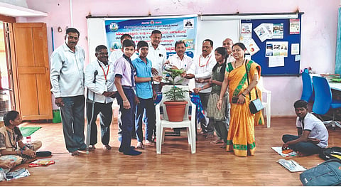 ಬಾದಾಮಿ ನಗರದ ಶಾಸಕರ ಸರಕಾರಿ ಹಿರಿಯ ಮಾದರಿ ಪ್ರಾಥಮಿಕ ಶಾಲೆಯಲ್ಲಿ ಜಿಲ್ಲಾ ಅಂತರ್ಜಲ ಕಚೇರಿ ಹಾಗೂ ನಿರಾಣಿ ಶುಗರ್ಸ್ ಲಿಮಿಟೆಡ್ ಘಟಕ -5 ಹಾಗೂ ಶಾಲಾ ಶಿಕ್ಷಣ ಇಲಾಖೆ ಸಹಯೋಗದಲ್ಲಿ ಹಮ್ಮಿಕೊಂಡಿದ್ದ ತಾಲೂಕು ಮಟ್ಟದ ಚಿತ್ರ ಕಲಾ ಸ್ಪರ್ಧೆ ಕಾರ್ಯಕ್ರಮವನ್ನು  ಕ್ಷೇತ್ರ ಶಿಕ್ಷಣಾಧಿಕಾರಿ ಕೇಶವ ಪೆಟ್ಲೂರ ಉದ್ಘಾಟಿಸಿದರು. ಬಿ.ಎಚ್. ಹಳಗೇರಿ, ಗಂಗಾಧರ ಬಡಿಗೇರ, ಕೇಶವ ರಾಠೋಡ ಇತರರಿದ್ದರು.
