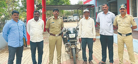 ಬಂಗಾರ ವಂಚನೆ ಪ್ರಕರಣದಲ್ಲಿ ಆರೋಪಿಯಿಂದ ವಶಪಡಿಸಿಕೊಂಡ ಬೈಕ್ ಮತ್ತು ಹಣದೊಂದಿಗೆ ಬಂಕಾಪುರ ಪಿಎಸ್‌ಐ ಮಂಜುನಾಥ ಎಸ್.ಕೆ, ವೆಂಕಟೇಶ ಲಮಾಣಿ, ವಾಸು ಹೆಗಡೆ, ಗೊವೀಂದ ಲಮಾಣಿ. 