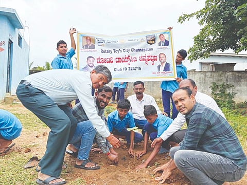 ಚನ್ನಪಟ್ಟಣ ತಾಲೂಕಿನ ಮಾಕಳಿ ಸರ್ಕಾರಿ ಪ್ರೌಢಶಾಲೆ ಆವರಣದಲ್ಲಿ ರೋಟರಿ ಸಂಸ್ಥೆ ವತಿಯಿಂದ ವಿವಿಧ ಜಾತಿಯ ಹಣ್ಣಿನ ಗಿಡ ನೇಡುವ ಕಾರ್ಯಕ್ರಮ ನಡೆಯಿತು. ಜಾಕೀರ್ ಹುಸೇನ್,ರಾಮಲಿಂಗಯ್ಯ, ರಾಮಣ್ಣ, ವಿರೇಶ್, ದಿಲೀಪ್ ಇದ್ದರು