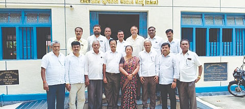 ಚನ್ನಪಟ್ಟಣ ಒಕ್ಕಲಿಗರ ಸಾರ್ವಜನಿಕ ವಿದ್ಯಾರ್ಥಿ ನಿಲಯಕ್ಕೆ ಹಮ್ಮಿಕೊಂಡಿದ್ದ ಪದಾಧಿಕಾರಿ ಆಯ್ಕೆ ಚುನಾವಣೆಯಲ್ಲಿ ಭಾಗವಹಿಸಿದ ಸಂಸ್ಥೆಯ ನಿರ್ದೇಶಕರು. ನಿರ್ದೇಶಕರಾದ ಚಕ್ಕೆರೆ ವೆಂಕಟರಾಮೇಗೌಡ, ಎಸ್.ಟಿ ನಾರಾಯಣಗೌಡ, ಎಂ.ಸಿ.ಎಚ್ ಮೆಹರೀಶ್, ನಾಗವಾರ ರಂಗಸ್ವಾಮಿ, ಟಿ.ಪಿ ಹನುಮಂತಯ್ಯ, ಎಂ.ಎ ಮಾಲಿನಿ, ಎನ್.ಎಸ್ ಬಸವರಾಜು, ಟಿ.ಎಸ್ ಅಭಿಲಾಷ್‌ಗೌಡ ಪುಟ್ಟರಾಜೇಗೌಡ, ಡಿ.ಎಂ ರವಿ, ಯುಪಿ ಧರಣೀಶ್ ಇದ್ದರು.