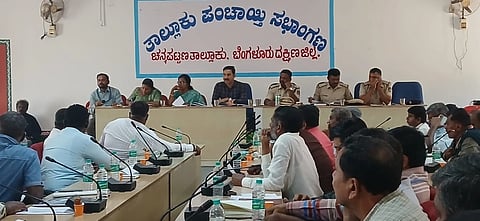 ಚನ್ಬಪಟ್ಟಣ ತಾಪಂ ಸಭಾಂಗಣದಲ್ಲಿ ಹಮ್ಮಿಕೊಂಡಿದ್ದ  ಪರಿಶಿಷ್ಟ ಜಾತಿ, ಪಂಗಡಗಳ ಕುಂದುಕೊರತೆಗಳ ಸಭೆಯಲ್ಲಿ ತಹಸೀಲ್ದಾರ್​ ಬಿ.ಎನ್​.ಗಿರೀಶ್​, ತಾಪಂ ಇಒ ಸಂದೀಪ್​, ಸಮಾಜ ಕಲ್ಯಾಣಾಧಿಕಾರಿ ಸರೋಜಮ್ಮ, ಸಿಪಿಐಗಳಾದ ರವಿಕಿರಣ್​, ಪ್ರಕಾಶ್​ ಇದ್ದರು.