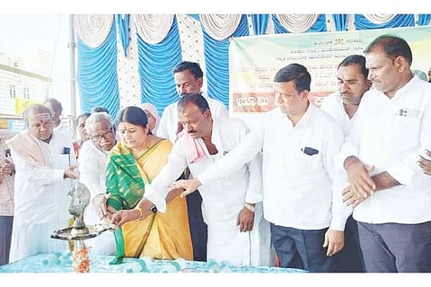 ದೇವದುರ್ಗ ಗೌರಂಪೇಟೆಯಲ್ಲಿ ವಿವಿಧ ಅಭಿವೃದ್ಧಿ ಕಾಮಗಾರಿಗೆ ಭೂಮಿಪೂಜೆ ಕಾರ್ಯಕ್ರಮವನ್ನು ಶಾಸಕಿ ಕರೆಮ್ಮ ಜಿ.ನಾಯಕ ಉದ್ಘಾಟಿಸಿದರು.  ಪ್ರಮುಖರಾದ ಶರಣಪ್ಪ ಬಳೆ, ಬಸನಗೌಡ ದೇಸಾಯಿ, ನಾಗರಾಜ ನಿಲೋಗಲ್, ಶಿವನಗೌಡ ಪೊಪಾ, ಸುಭಾಷ ಬೇವಿನಗಿಡ, ಮಾಹದೇವಪ್ಪ ಚಿಕ್ಕಬೂದೂರು ಇತರರಿದ್ದರು.