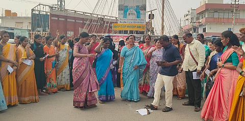 ದೇವದುರ್ಗದಲ್ಲಿ ಅಂಗನವಾಡಿ ನೌಕರರ ಸಂಘ ಮಂಗಳವಾರ ಕೇಂದ್ರ ಬಜೆಟ್ ಪ್ರತಿ ಸುಟ್ಟು ಪ್ರತಿಭಟನೆ ನಡೆಸಿತು. ಅಧ್ಯಕ್ಷೆ ರಂಗಮ್ಮ, ಕಾರ್ಯದರ್ಶಿ ರಮಾದೇವಿ, ಪದಾಧಿಕಾರಿಗಳಾದ ಚಂದ್ರಕಲಾ, ರೇಣುಕಾ, ಬಸ್ಸಮ್ಮ, ಸುಮಂಗಲಾ, ಹನುಮಂತಿ, ರಂಗಮ್ಮ ಅರಸಿಣಿಗೆ, ನಿರ್ಮಲಾ, ಪ್ರಾಂತ ರೈತ ಸಂಘದ ಜಿಲ್ಲಾ ಕಾರ್ಯದರ್ಶಿ ನರಸಣ್ಣ ನಾಯಕ ಇತರರಿದ್ದರು.