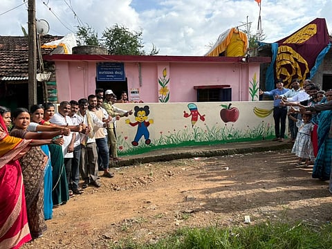 ಸರ್ಕಾರಿ ಶಾಲೆಗೆ ಬಣ್ಣ ಹಚ್ಚಿದ ಧಾರವಾಡ ಜಿ.ಪಂ. ಉಪ ಕಾರ್ಯದರ್ಶಿ ಮಲ್ಲಿಕಾರ್ಜುನ ತೊದಲಬಾಗಿ ನೇತೃತ್ವದ ಪರಿಸರ ಪ್ರೇಮ ತಂಡ.