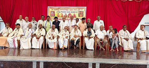 ಗೌರಿಬಿದನೂರು ತಾಲೂಕಿನ ವಿದುರಾಶ್ವತ್ಥದಲ್ಲಿ ನೂತನವಾಗಿ ನಿರ್ಮಾಣವಾಗಿರುವ ಮೈತ್ರೆಯ ಕಲ್ಯಾಣ ಮಂಟಪದ ಕಾಮಗಾರಿಯಲ್ಲಿ ಪೂರ್ಣಾವಧಿ ತೊಡಗಿಸಿಕೊಂಡವರನ್ನು ಸನ್ಮಾನಿಸಲಾಯಿತು. ವಿದುರಾಶ್ವತ್ಥ ಬ್ರಾಹ್ಮಣ ಸೇವಾ ಟ್ರಸ್ಟ್​ ಅಧ್ಯ ಡಿ.ವಿ.ರಾಜೇಂದ್ರ ಪ್ರಸಾದ್​, ಗೌರಿಬಿದನೂರು ಬ್ರಾಹ್ಮಣ ಸಂದ ಅಧ್ಯ ರುಬಾಬು, ಉಪ್ಪೇಂದ್ರ ಸ್ವಾಮಿ, ಸಂದ ಕಾರ್ಯದರ್ಶಿ ಬಿ.ಅಶ್ವತ್ಥನಾರಾಯಣರಾವ್​,  ಡಿ.ಎಸ್​.ಗುರುರಾಜಾರಾವ್​, ಎಂ.ಎಸ್​.ಸುಬ್ಬರಾವ್​ ಇತರರು ಇದ್ದರು. 