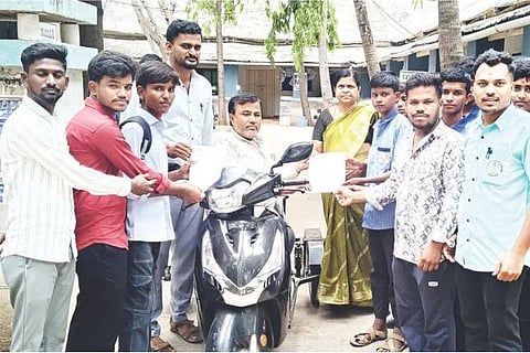 ಹಾಸ್ಟೆಲ್ ಆಯ್ಕೆ ಪಟ್ಟಿ ಪ್ರಕಟಿಸುವಂತೆ ಒತ್ತಾಯಿಸಿ ಎಸ್‌ಎ್ಐ ತಾಲೂಕು ಸಮಿತಿ ಸದಸ್ಯರು ಗಂಗಾವತಿ ತಾಪಂ ಕಚೇರಿ ವ್ಯವಸ್ಥಾಪಕ ನಜೀರ್‌ಗೆ ಶುಕ್ರವಾರ ಮನವಿ ಸಲ್ಲಿಸಿದರು. ಹಾಸ್ಟೆಲ್ ಉಪ ಸಮಿತಿ ರಾಜ್ಯ ಸಹ ಸಂಚಾಲಕ ಎಂ.ಡಿ.ಶರ್ೀ, ಪದಾಧಿಕಾರಿಗಳಾದ ಬಸಯ್ಯ ಹಿರೇಮಠ, ಯಂಕಣ್ಣ ಇತರರಿದ್ದರು.