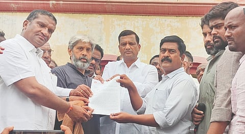 ಮಾಣಿಕನಗರದ ಗುರುಗಂಗಾ ಹಳ್ಳದ ಮಾಲಿನ್ಯ ತಡೆಗೆ ಒತ್ತಾಯಿಸಿ ಹುಮನಾಬಾದ್​ ತಹಸೀಲ್ದಾರ್​ ಜಗದೀಶ ಚೌರ ಅವರಿಗೆ ಶ್ರೀ ಮಾಣಿಕಪ್ರಭು ಸಂಸ್ಥಾನದ ಕಾರ್ಯದರ್ಶಿ ಆನಂದರಾಜ ಪ್ರಭು ಮನವಿಪತ್ರ ಸಲ್ಲಿಸಿದರು. ಶ್ರೀ ಚೇತನರಾಜ ಪ್ರಭು, ಶಾಸಕ ಡಾ.ಸಿದ್ದಲಿಂಗಪ್ಪ ಪಾಟೀಲ್​, ಎಂಎಲ್​ಸಿ ಭೀಮರಾವ ಪಾಟೀಲ್​ ಇತರರಿದ್ದರು.