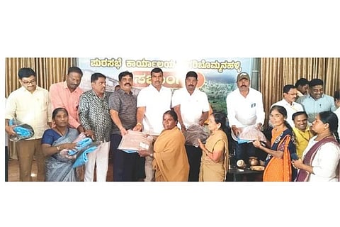 ಹಗರಿಬೊಮ್ಮನಹಳ್ಳಿ ಪುರಸಭೆ ಕಚೇರಿಯಲ್ಲಿ ಪೌರ ಕಾರ್ಮಿಕರಿಗೆ ಸ್ವೆಟರ್ ಹಾಗೂ ಸಮವಸ್ತ್ರಗಳನ್ನು ವಿತರಿಸಲಾಯಿತು. ಪುರಸಭೆ ಅಧ್ಯಕ್ಷ ಎಂ.ಮರಿರಾಮಪ್ಪ, ಸದಸ್ಯ ದೀಪಕ್ ಸಾ ಕಠಾರೆ, ಮುಖ್ಯಾಧಿಕಾರಿ ಎಂ.ಕೆ.ಮುಗಳಿ ಇತರರಿದ್ದರು.