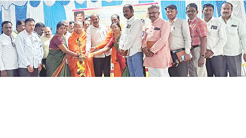 ಹಗರಿಬೊಮ್ಮನಹಳ್ಳಿಯಲ್ಲಿ ಹಮ್ಮಿಕೊಂಡಿದ್ದ ಸಾವಿತ್ರಿಬಾಯಿ ಫುಲೆ ಜಯಂತಿ ಹಾಗೂ ಗುರುಭವನ ಭೂಮಿಪೂಜೆ ಕಾರ್ಯಕ್ರಮವನ್ನು ಶಾಸಕ ಕೆ.ನೇಮಿರಾಜ್‌ನಾಯ್ಕ ಉದ್ಘಾಟಿಸಿದರು. ನಂದಿಪುರದ ಡಾ.ಮಹೇಶ್ವರ ಸ್ವಾಮೀಜಿ, ಹಾಲಸ್ವಾಮಿ ಮಠದ ಹಾಲಸಿದ್ದೇಶ್ವರ ಸ್ವಾಮೀಜಿ, ಸಾವಿತ್ರಿಬಾಯಿ ಫುಲೆ ಶಿಕ್ಷಕಿಯರ ಸಂಘದ ಜಿಲ್ಲಾಧ್ಯಕ್ಷೆ ಲತಾ, ತಾಲೂಕು ಅಧ್ಯಕ್ಷೆ ಕೆ.ಬಿ.ದೀಪಿಕಾ ವಿಜಯಕುಮಾರ ಇತರರಿದ್ದರು.