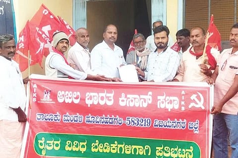 ಹೂವಿನಹಡಗಲಿಯಲ್ಲಿ ಭಾರತೀಯ ಕಿಸಾನ್ ಸಭಾದಿಂದ ಜೆಸ್ಕಾಂ ಕಚೇರಿ ಎಇಇ ಕೇದಾರನಾಥಗೆ ಮನವಿ ಸಲ್ಲಿಸಲಾಯಿತು. ರಾಜ್ಯಖಜಾಂಚಿ ಶಾಂತರಾಜಜೈನ್, ಎಐಕೆಎಸ್ ರಾಜ್ಯ ಸಂಚಾಲಕ ಹಲಗಿ ಸುರೇಶ, ಕಿಸಾನ್ ಸಭಾ ತಾಲೂಕು ಅಧ್ಯಕ್ಷ ಮುಕುಂದಗೌಡ, ಸದಸ್ಯ ಕೆ.ನಾಗರಾಜ, ಸಿಪಿಐ ತಾಲೂಕು ಕಾರ್ಯದರ್ಶಿ ಜಂಗ್ಲಿಸಾಬ್, ರೈತರಾದ ಶಿವಕುಮಾರ ಕೊಂಪಿ, ಬಸವರಾಜ, ಕೊಟ್ರೇಶ ಇತರರಿದ್ದರು.
