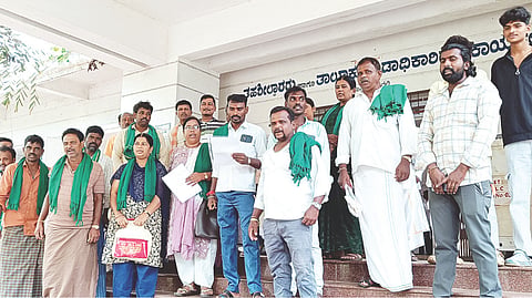 ಹೂವಿನಹಡಗಲಿ ತಹಸಿಲ್ ಕಚೇರಿ ಮುಂದೆ ರೈತಸಂಘ ಹಾಗೂ ಹಸಿರು ಸೇನೆಯಿಂದ ಶುಕ್ರವಾರ ಪ್ರತಿಭಟನೆ ನಡೆಸಲಾಯಿತು. ತಾಲೂಕು ಅಧ್ಯಕ್ಷೆ ಕಲಾವತಿ, ಸದಸ್ಯರಾದ ದ್ಯಾಮಪ್ಪ, ಪ್ರಮೋದ, ರಾಜಪ್ಪ, ಮಹೇಶ್, ಮುತ್ತಪ್ಪ, ಪದ್ಮಾವತಿ ಇತರರಿದ್ದರು.