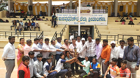 ಹೊಸಕೋಟೆ ಚನ್ನಭೈರೇಗೌಡ ಜಿಲ್ಲಾ ಕ್ರೀಡಾಂಗಣದಲ್ಲಿ ಆಯೋಜಿಸಿದ್ದ ತಾಲೂಕುಮಟ್ಟದ ಪಿಯು ಕಾಲೇಜುಗಳ ಕ್ರೀಡಾಕೂಟಕ್ಕೆ ದೈಹಿಕ ಶಿಕ್ಷಣ ಪರಿವೀಕ್ಷಕ ಡಾ.ರಮೇಶಪ್ಪ ಚಾಲನೆ ನೀಡಿದರು. ಕಾಲೇಜು ಅಭಿವೃದ್ಧಿ ಸಮಿತಿ ಉಪಾಧ್ಯಕ್ಷ ವೀರೇಂದ್ರ ಸಿಂಗ್​, ಪ್ರಾಂಶುಪಾಲ ಸತೀಶ್​, ತ್ರಿವೇಣಿ, ಸುರೇಶ್​, ಮಂಜುನಾಥ್​, ಸೀನಪ್ಪ ಇತರರು ಇದ್ದರು. 