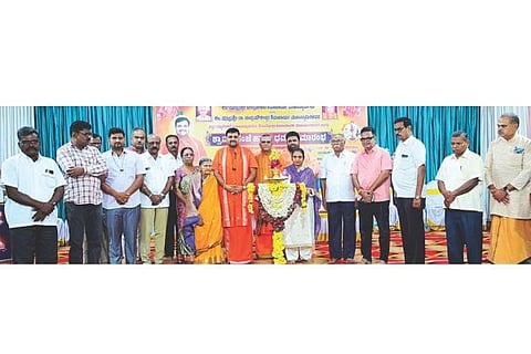 ಹರಪನಹಳ್ಳಿ ತೆಗ್ಗಿನಮಠ ಸಂಸ್ಥಾನದ ಧರ್ಮಭವನದಲ್ಲಿ ಆಯೋಜಿಸಿದ್ದ ಶ್ರಾವಣ ಸಂಜೆ ಹಾಗೂ ಧರ್ಮ ಸಮಾರಂಭ ಕಾರ್ಯಕ್ರಮವನ್ನು ಶಾಸಕಿ ಎಂ ಪಿ ಲತಾ ಮಲ್ಲಿಕಾರ್ಜುನ ಉದ್ಘಾಟಿಸಿದರು. ವರಸದ್ಯೋಜಾತ ಸ್ವಾಮೀಜಿ, ಮಾನಿಹಳ್ಳಿ ಪುರವರ್ಗ ಮಠದ ಡಾ. ಮಳೆಯೋಗೀಶ್ವರ ಸ್ವಾಮೀಜಿ, ಡಾ.ಪ್ರಶಾಂತ ಸಾಗರ ಶಿವಾಚಾರ್ಯ ಸ್ವಾಮೀಜಿ, ಆಡಳಿತಾಧಿಕಾರಿ ಡಾ. ಟಿ ಎಂ ಚಂದ್ರಶೇಖರಯ್ಯ ಇತರರಿದ್ದರು.