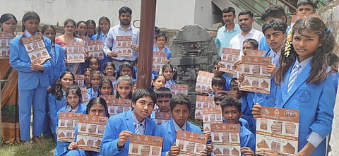  ಹುಳಿಯಾರಿನಲ್ಲಿ Legislative Awareness ಶಾಸನ ಸಂಶೋಧಕರಾದ ಕೆ.ಸಿ.ಶಶಿಕುಮಾರ ನಾಯಕ ಅವರ ನೇತೃತ್ವದಲ್ಲಿ ಹಮ್ಮಿಕೊಂಡಿದ್ದ ಶಾಸನ ಜಾಗೃತಿ ಮತ್ತು ಮಾಹಿತಿ ಪತ್ರ ವಿತರಣೆ ಕಾರ್ಯಕ್ರಮದಲ್ಲಿ ಉಪನ್ಯಾಸಕ ನರೇಂದ್ರಬಾಬು, ಶಾರದಾ ವಿದ್ಯಾ ಸಂಸ್ಥೆಯ ಕಾರ್ಯದರ್ಶಿ ಹೇಮಂತ್​, ಶಿಕ್ಷಕರಾದ ವನಜಾ, ಶಹನಾಜ್​, ಈಶ್ವರ ದೇವಸ್ಥಾನದ ಅರ್ಚಕ ವೀರೇಶ್​, ಗಣಪತಿ ದೇವಸ್ಥಾನದ ಅಂಜನ್​ ಕುಮಾರ್​, ಮೌರ್ಯ ಇದ್ದರು. 