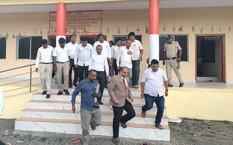 ಹುಲಸೂರಿನಲ್ಲಿ ನ್ಯಾಯಾಲಯ ಪ್ರಾರಂಭಿಸಲು ಪಟ್ಟಣದ ಹಾಲಹಳ್ಳಿ ರಸ್ತೆಯ  ಸರ್ಕಾರಿ ಕಿರಿಯ ಪ್ರಾಥಮಿಕ ಶಾಲೆ ನೂತನ ಕಟ್ಟಡವನ್ನು ಬುಧವಾರ ಬಸವಕಲ್ಯಾಣ ಹಿರಿಯ ಶ್ರೇಣಿ, ಸಿವಿಲ್​ ಹಾಗೂ ಜೆಎಂಎಫ್​ಸಿ ನ್ಯಾಯಾಧೀಶ ಹಣಮಂತರಾವ ಕುಲಕರ್ಣಿ ವೀಣೆ ಮಾಡಿದರು. ತಹಸೀಲ್ದಾರ್​ ಶಿವಾನಂದ ಮೇತ್ರೆ, ತಾಪಂ ಇಒ ಮಹಾದೇವ ಜಮ್ಮು, ಕಂದಾಯ ನಿರೀಕ ಶರಣಬಸಪ್ಪ, ವಕೀಲರಾದ ವಿಜಯಕುಮಾರ ವಟಗ್ಗೆ, ಮಹೇಶ ಹಲಿಂಗೆ, ರೇಣುಕಾ ಮಠಪತಿ, ಅಂಬಿಕಾ ನಾಗಾರಾಳೆ ಇತರರಿದ್ದರು.