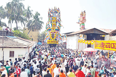 ಕೊಳ್ಳೇಗಾಲ ಪಟ್ಟಣದ ಶ್ರೀ ಲಕ್ಷ್ಮೀ ನಾರಾಯಣಸ್ವಾಮಿ ಬ್ರಹ್ಮ ರಥೋತ್ಸವ ಸಾವಿರಾರು ಭಕ್ತರ ನಡುವೆ ವಿಜೃಂಭಣೆಯಿಂದ ನಡೆಯಿತು.