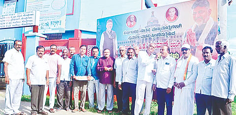 ಕರ್ನಾಟಕದ ನೂತನ ಮುಖ್ಯಮಂತ್ರಿಯಾಗಿ ಡಿ.ಕೆ.ಶಿವಕುಮಾರ್ ಅವರು ಪ್ರಮಾಣ ವಚನ ಸ್ವೀಕಾರ ಮಾಡಿದ ಹಿನ್ನೆಲೆಯಲ್ಲಿ ಕೊಳ್ಳೇಗಾಲ ಪಟ್ಟಣದಲ್ಲಿರುವ ಒಕ್ಕಲಿಗರ ಸಂಘದ ಕಚೇರಿ ಮುಂಭಾಗ ಬುಧವಾರ ನಗರ ಒಕ್ಕಲಿಗರ ಸಂಘದ ಪದಾಧಿಕಾರಿಗಳು ಸಂಭ್ರ ಮಾಚರಣೆ ನಡೆಸಿದರು.