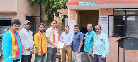 ಕೊಳ್ಳೇಗಾಲ ತಾಲೂಕಿನ ತೇರಂಬಳ್ಳಿ ಮತ್ತು ಗೊಬ್ಬಳ್ಳಿಪುರ ಗ್ರಾಮಕ್ಕೆ ಕೆಎಸ್‌ಆರ್‌ಟಿಸಿ ಬಸ್ ವ್ಯವಸ್ಥೆ ಕಲ್ಪಿಸುವಂತೆ ವಿಜಯ ಕರ್ನಾಟಕ ರಕ್ಷಣಾ ವೇದಿಕೆ ಪದಾಧಿಕಾರಿಗಳು ಶುಕ್ರವಾರ ಕೊಳ್ಳೇಗಾಲ ಕೆಎಸ್‌ಆರ್‌ಟಿಸಿ ಘಟಕ ನಿಯಂತ್ರಣಾಧಿಕಾರಿಗೆ ಮನವಿ ಪತ್ರ ಸಲ್ಲಿಸಿದರು.ವೇದಿಕೆ ಜಿಲ್ಲಾಧ್ಯಕ್ಷ ಸುಂದರ್, ಸಂಚಾಲಕ ಮೂರ್ತಿ, ತಾಲೂಕು ಕಾರ್ಯದರ್ಶಿ ಉಮೇಶ್ ಇತರರು ಇದ್ದರು. 