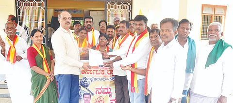 ತಮಿಳುನಾಡಿಗೆ ನೀರು ಹರಿಸದೆ ನಮ್ಮ ರಾಜ್ಯದ ರೈತರಿಗೆ ನೀರು ಕೊಡಬೇಕೆಂದು ಆಗ್ರಹಿಸಿ ಸೋಮವಾರ ಕರ್ನಾಟಕ ರಕ್ಷಣಾ ವೇದಿಕೆ (ಶಿವರಾಮೇಗೌಡರ ಬಣ) ಪ್ರದಾಧಿಕಾರಿಗಳು ತಾಲೂಕು ಕಚೇರಿ ಮುಂಭಾಗ ಪ್ರತಿಭಟನೆ ನಡೆಸಿ, ಶಿರಸ್ತೇದಾರ್ ಕೃಪಾಕಾರ್ ಅವರ ಮೂಲಕ ಸರ್ಕಾರಕ್ಕೆ ಮನವಿ ಸಲ್ಲಿಸಿದರು.