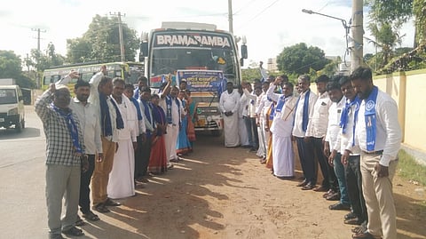 ಬೆಂಗಳೂರಿನ ಫ್ರೀಡಂ ಪಾರ್ಕ್‌ನಲ್ಲಿ ನಡೆಯಲಿರುವ ದಲಿತ ಜನಾಗ್ರಹ ಸಮಾವೇಶದಲ್ಲಿ ಭಾಗವಹಿಸಲು ಚಾಮರಾಜನಗರ ಜಿಲ್ಲಾ ದಲಿತ ಸಂಘರ್ಷ ಸಮಿತಿ ಪದಾಧಿಕಾರಿಗಳು ಹಾಗೂ ಕಾರ್ಯಕರ್ತರು ಕೊಳ್ಳೇಗಾಲ ಪಟ್ಟಣದಿಂದ ಶುಕ್ರವಾರ ಬಸ್ ಮೂಲಕ  ತೆರಳಿದರು. ಮುಖಂಡರಾದ ಹಿಂಡಯ್ಯ, ಕವಿತಾ ಮೇರಿ, ಸಿದ್ದು, ಮರಿ ಸ್ವಾಮಿ, ಸುಂದರಮ್ಮ, ಶಿವಮ್ಮ, ಪುಟ್ಟಸ್ವಾಮಿ ಮತ್ತಿತರಿದ್ದರು.