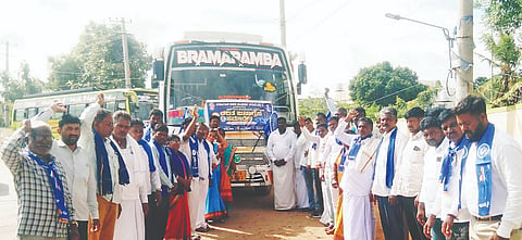 ಬೆಂಗಳೂರಿನ ಫ್ರೀಡಂ ಪಾರ್ಕ್‌ನಲ್ಲಿ ಆಯೋಜಿಸಿದ್ದ ದಲಿತ ಜನಾಗ್ರಹ ಸಮಾವೇಶದಲ್ಲಿ ಭಾಗವಹಿಸಲು ಚಾಮರಾಜನಗರ ಜಿಲ್ಲಾ ದಲಿತ ಸಂಘರ್ಷ ಸಮಿತಿ ಪದಾಧಿಕಾರಿಗಳು ಹಾಗೂ ಕಾರ್ಯಕರ್ತರು ಕೊಳ್ಳೇಗಾಲ ಪಟ್ಟಣದಿಂದ ಶುಕ್ರವಾರ ಬಸ್ ಮೂಲಕ  ತೆರಳಿದರು. ಮುಖಂಡರಾದ ಹಿಂಡಯ್ಯ, ಕವಿತಾ ಮೇರಿ, ಸಿದ್ದು, ಮರಿ ಸ್ವಾಮಿ, ಸುಂದರಮ್ಮ, ಶಿವಮ್ಮ, ಪುಟ್ಟಸ್ವಾಮಿ ಮತ್ತಿತರಿದ್ದರು.
