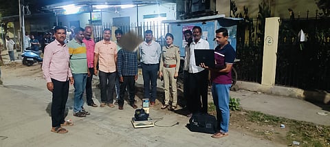 ಪಟ್ಟಣದ ಕೃಷಿ ಮಾರುಕಟ್ಟೆ ಮುಂಭಾಗದ ರಸ್ತೆಯಲ್ಲಿ 320 ಗ್ರಾಂ ತೂಕದ ಒಣಗಾಂಜಾ ಸಾಗಾಣೆ ಮಾಡುತ್ತಿದ್ದ ಆರೋಪಿಯನ್ನು ಪೊಲೀಸರು ಬಂಧಿಸಿದ್ದಾರೆ. ಬಿ.ವಿ ವರ್ಷಾ, ತಖೀವುಲ್ಲಾ, ರವಿಕುಮಾರ್, ವೆಂಕಟೇಶ್, ಶಿವಕುಮಾರ್, ಬಿಳಿಗೌಡ  ಇತರರು ಇದ್ದಾರೆ.