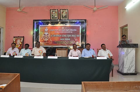 ಕೊಳ್ಳೇಗಾಲದ ತಾಲೂಕು ಪಂಚಾಯತಿ ಸಭಾಂಗಣದಲ್ಲಿ ಆಯೋಜಿಸಿದ್ದ ಶ್ರೀ ಯೋಗಿನಾರೇಯಣ ಯತೀಂದ್ರ (ಕೈವಾರ ತಾತಯ್ಯ) ಜಯಂತಿಯಲ್ಲಿ ತಹಸಿಲ್ದಾರ್ ಬಸವರಾಜು ಮಾತನಾಡಿದರು.