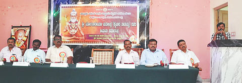 ಕೊಳ್ಳೇಗಾಲದ ತಾಲೂಕು ಪಂಚಾಯತಿ ಸಭಾಂಗಣದಲ್ಲಿ ಆಯೋಜಿಸಿದ್ದ ಶ್ರೀ ಯೋಗಿನಾರೇಯಣ ಯತೀಂದ್ರ (ಕೈವಾರ ತಾತಯ್ಯ) ಜಯಂತಿಯಲ್ಲಿ ತಹಸಿಲ್ದಾರ್ ಬಸವರಾಜು ಮಾತನಾಡಿದರು.