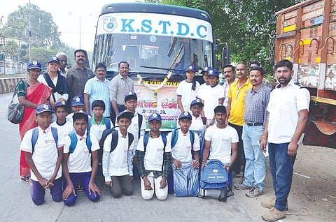 ಪ್ರೌಢಶಾಲಾ ವಿದ್ಯಾರ್ಥಿಗಳು ಐದು ದಿನದ ಶೈಕ್ಷಣಿಕ ಪ್ರವಾಸಕ್ಕೆ ಕೊಳ್ಳೇಗಾಲದ ಬಿಇಒ ಕಚೇರಿ ಮುಂಭಾಗದಿಂದ ತೆರಳಿದರು.